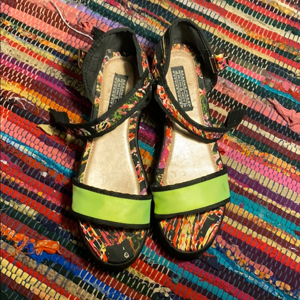 Deeana & Ozzy Platforms